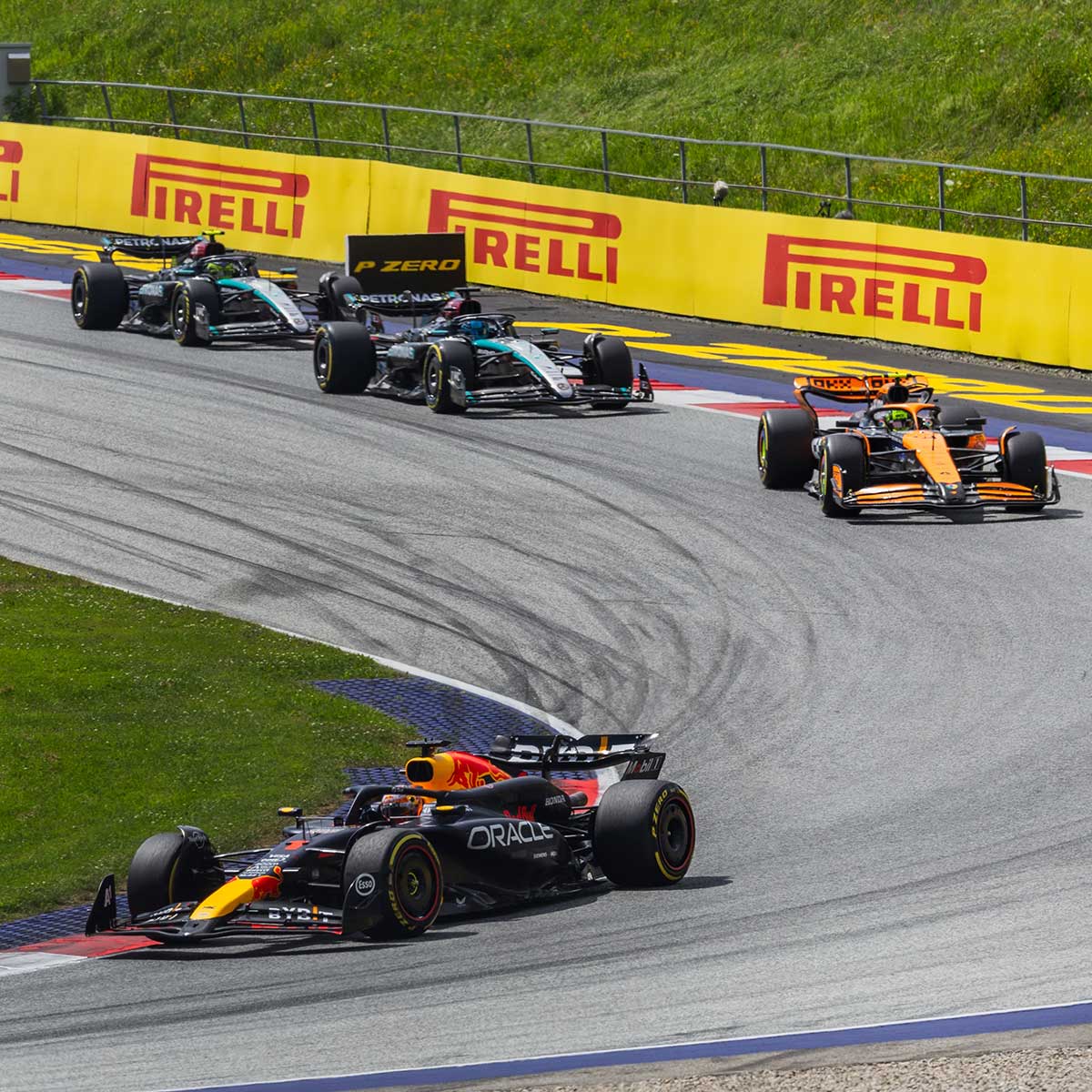 Max Verstappen liderando una carrera de F1