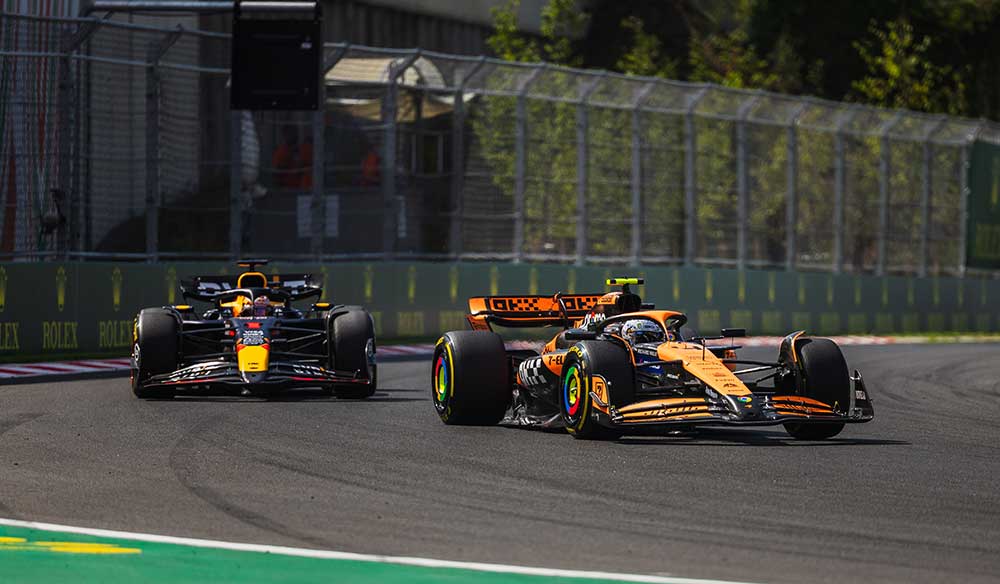 Coche Red Bull y coche McLaren durante una carrera de F1