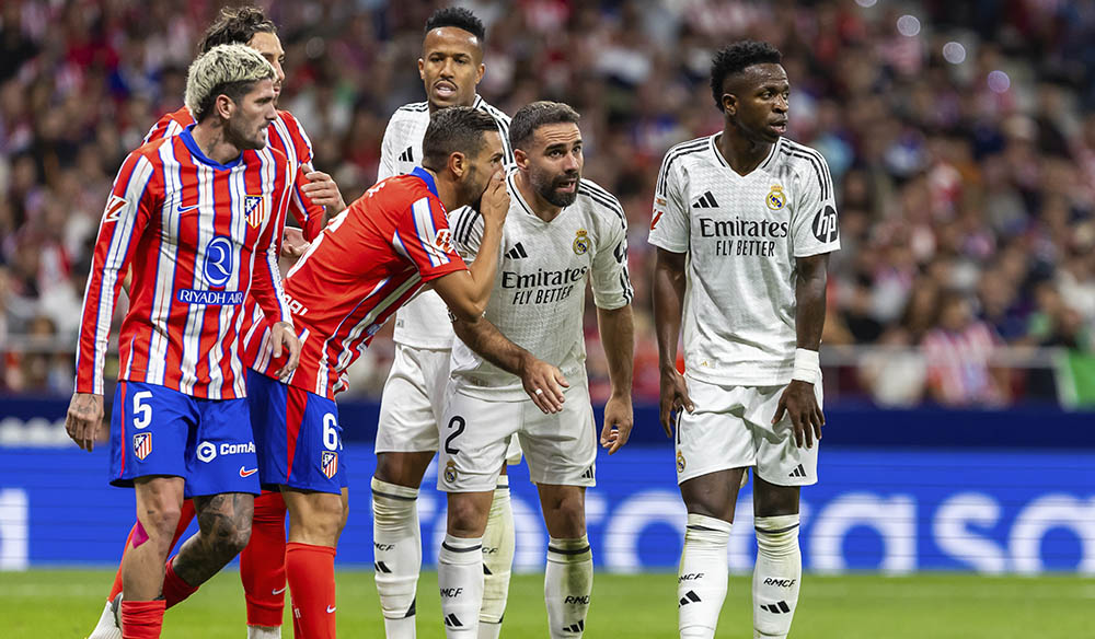 jugadores del Madrid y del Atleti durante el primer derbi de la temporada 2024/2025