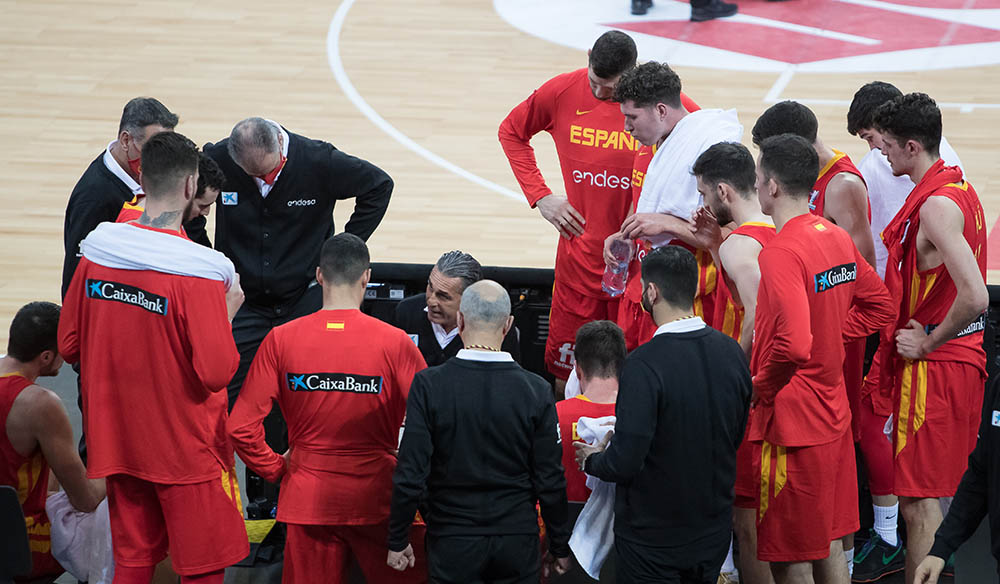 El equipo español de baloncesto escuchando a su entrenador Scariolo en un partido de la Eurobasket 2022